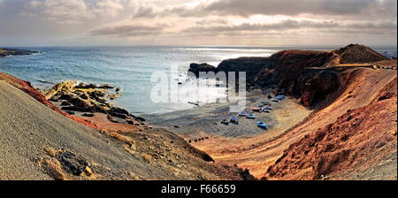 Côte de Charco de los ciclos, Montana de Golfo cratère du volcan partiellement immergé en mer, El Golfo, Lanzarote, Îles Canaries Banque D'Images