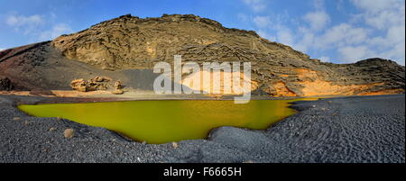 Charco de los ciclos, plage de Montana de Golfo, cratère de volcan partiellement immergé en mer, El Golfo, Lanzarote, Îles Canaries Banque D'Images