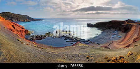 Côte de Charco de los ciclos, Montana de Golfo, cratère de volcan partiellement immergé en mer, El Golfo, Lanzarote, Îles Canaries Banque D'Images