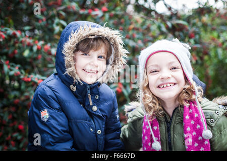 Photographie d'enfants ou d'enfant dans les vêtements d'hiver, souriant, heureux, ludique Banque D'Images