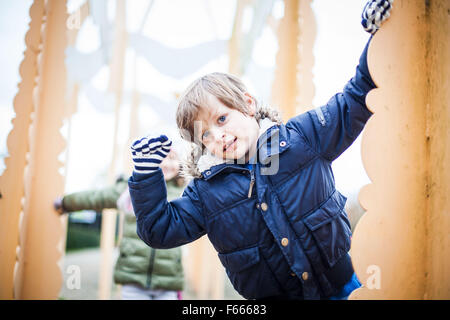 Photographie d'enfants ou d'enfant dans les vêtements d'hiver, souriant, heureux, ludique Banque D'Images