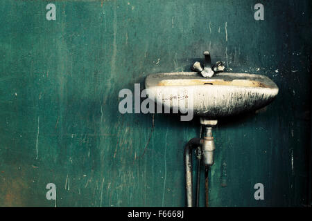 Sale vieux lavabo dans une usine abandonnée. Banque D'Images