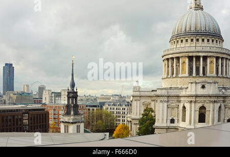 Les toits de la ville de Londres et St Pauls contre ciel d'orage, depuis le toit-terrasse de l'un nouveau changement, Cheapside Banque D'Images