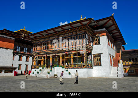 Temple bouddhiste en cour, Tashichhoedzong, Thimphu, Bhoutan Banque D'Images