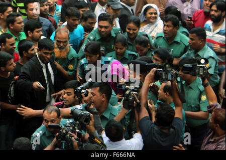 Dhaka, Bangladesh. 12 novembre, 2015. En Oishee Police Rahman en cour à Dhaka. Un tribunal a condamné Oishee Dacca Rahman à mort pour avoir tué ses parents, l'inspecteur Mahfuzur Rahman de la Branche spéciale de la police et son épouse Swapna Rahman. Inspecteur de police et son épouse Mahfuzur Rahman Rahman a été trouvé Swapna assassinés dans leur appartement à Dhaka en 2013. La police a intenté des poursuites contre leur fille Oishee Rahman, ses deux amis et chambre Khadija aide Akter Sumi pour meurtres à la résidence du couple dans la capitale le Chamelibagh. Zakir Hossain Chowdhury Crédit : zakir/Alamy Live News Banque D'Images