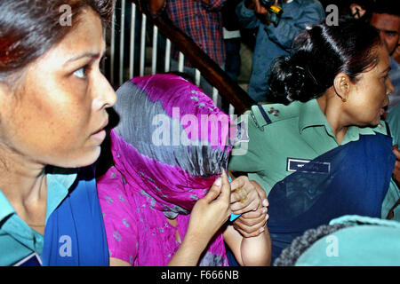 Dhaka, Bangladesh. 12 novembre, 2015. En Oishee Police Rahman en cour à Dhaka. Un tribunal a condamné Oishee Dacca Rahman à mort pour avoir tué ses parents, l'inspecteur Mahfuzur Rahman de la Branche spéciale de la police et son épouse Swapna Rahman. Inspecteur de police et son épouse Mahfuzur Rahman Rahman a été trouvé Swapna assassinés dans leur appartement à Dhaka en 2013. La police a intenté des poursuites contre leur fille Oishee Rahman, ses deux amis et chambre Khadija aide Akter Sumi pour meurtres à la résidence du couple dans la capitale le Chamelibagh. Zakir Hossain Chowdhury Crédit : zakir/Alamy Live News Banque D'Images