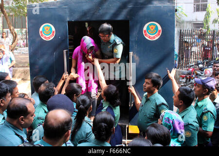 Dhaka, Bangladesh. 12 novembre, 2015. En Oishee Police Rahman en cour à Dhaka. Un tribunal a condamné Oishee Dacca Rahman à mort pour avoir tué ses parents, l'inspecteur Mahfuzur Rahman de la Branche spéciale de la police et son épouse Swapna Rahman. Inspecteur de police et son épouse Mahfuzur Rahman Rahman a été trouvé Swapna assassinés dans leur appartement à Dhaka en 2013. La police a intenté des poursuites contre leur fille Oishee Rahman, ses deux amis et chambre Khadija aide Akter Sumi pour meurtres à la résidence du couple dans la capitale le Chamelibagh. Zakir Hossain Chowdhury Crédit : zakir/Alamy Live News Banque D'Images