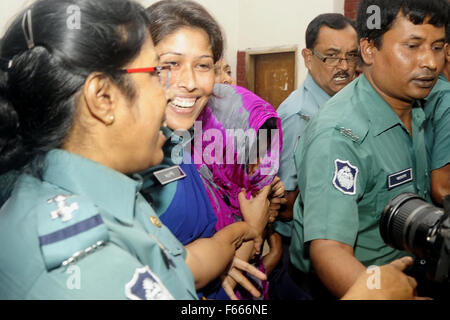 Dhaka, Bangladesh. 12 novembre, 2015. En Oishee Police Rahman en cour à Dhaka. Un tribunal a condamné Oishee Dacca Rahman à mort pour avoir tué ses parents, l'inspecteur Mahfuzur Rahman de la Branche spéciale de la police et son épouse Swapna Rahman. Inspecteur de police et son épouse Mahfuzur Rahman Rahman a été trouvé Swapna assassinés dans leur appartement à Dhaka en 2013. La police a intenté des poursuites contre leur fille Oishee Rahman, ses deux amis et chambre Khadija aide Akter Sumi pour meurtres à la résidence du couple dans la capitale le Chamelibagh. Zakir Hossain Chowdhury Crédit : zakir/Alamy Live News Banque D'Images