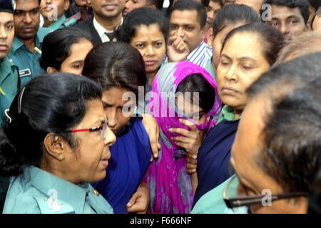 Dhaka, Bangladesh. 12 novembre, 2015. En Oishee Police Rahman en cour à Dhaka. Un tribunal a condamné Oishee Dacca Rahman à mort pour avoir tué ses parents, l'inspecteur Mahfuzur Rahman de la Branche spéciale de la police et son épouse Swapna Rahman. Inspecteur de police et son épouse Mahfuzur Rahman Rahman a été trouvé Swapna assassinés dans leur appartement à Dhaka en 2013. La police a intenté des poursuites contre leur fille Oishee Rahman, ses deux amis et chambre Khadija aide Akter Sumi pour meurtres à la résidence du couple dans la capitale le Chamelibagh. Zakir Hossain Chowdhury Crédit : zakir/Alamy Live News Banque D'Images