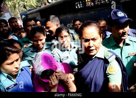 Dhaka, Bangladesh. 12 novembre, 2015. En Oishee Police Rahman en cour à Dhaka. Un tribunal a condamné Oishee Dacca Rahman à mort pour avoir tué ses parents, l'inspecteur Mahfuzur Rahman de la Branche spéciale de la police et son épouse Swapna Rahman. Inspecteur de police et son épouse Mahfuzur Rahman Rahman a été trouvé Swapna assassinés dans leur appartement à Dhaka en 2013. La police a intenté des poursuites contre leur fille Oishee Rahman, ses deux amis et chambre Khadija aide Akter Sumi pour meurtres à la résidence du couple dans la capitale le Chamelibagh. Zakir Hossain Chowdhury Crédit : zakir/Alamy Live News Banque D'Images