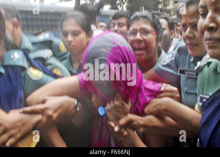 Dhaka, Bangladesh. 12 novembre, 2015. En Oishee Police Rahman en cour à Dhaka. Un tribunal a condamné Oishee Dacca Rahman à mort pour avoir tué ses parents, l'inspecteur Mahfuzur Rahman de la Branche spéciale de la police et son épouse Swapna Rahman. Inspecteur de police et son épouse Mahfuzur Rahman Rahman a été trouvé Swapna assassinés dans leur appartement à Dhaka en 2013. La police a intenté des poursuites contre leur fille Oishee Rahman, ses deux amis et chambre Khadija aide Akter Sumi pour meurtres à la résidence du couple dans la capitale le Chamelibagh. Zakir Hossain Chowdhury Crédit : zakir/Alamy Live News Banque D'Images