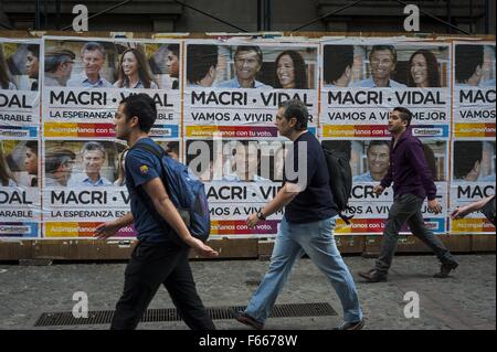 Buenos Aires, Argentine. 12Th Nov, 2015. Appel à posters le maire de la ville de Buenos Aires vote Mauricio Macri, Cambiemos (avant), le changement dans le prochain candidat contre parti au Front pour la victoire candidat Daniel Scioli. Scioli beat Macri par une faible marge sur les dernières élections générales, forçant le run-off de la première dans l'histoire de l'Argentine, qui aura lieu le 22 novembre. © Patricio Murphy/ZUMA/Alamy Fil Live News Banque D'Images