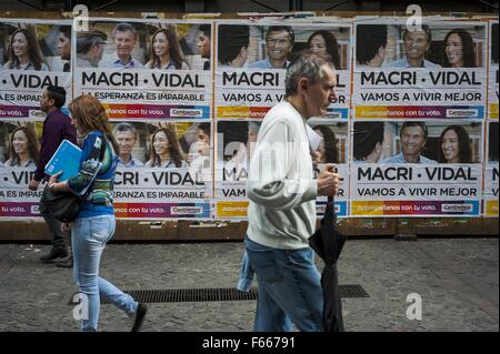 Buenos Aires, Argentine. 12Th Nov, 2015. Appel à posters le maire de la ville de Buenos Aires vote Mauricio Macri, Cambiemos (avant), le changement dans le prochain candidat contre parti au Front pour la victoire candidat Daniel Scioli. Scioli beat Macri par une faible marge sur les dernières élections générales, forçant le run-off de la première dans l'histoire de l'Argentine, qui aura lieu le 22 novembre. © Patricio Murphy/ZUMA/Alamy Fil Live News Banque D'Images