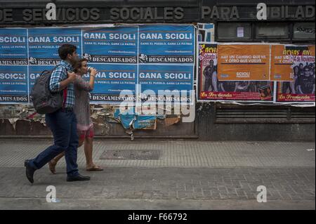 Buenos Aires, Argentine. 12Th Nov, 2015. Appel à posters voter parti au Front pour la victoire candidat Daniel Scioli dans le run-off à venir après les élections générales dans lesquelles il a gagné plus d'une marge étroite sur le maire de la ville de Buenos Aires, Mauricio Macri, Cambiemos front (changer) candidat. Le run-off, le premier dans l'histoire de l'Argentine, auront lieu le 22 novembre. © Patricio Murphy/ZUMA/Alamy Fil Live News Banque D'Images