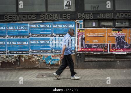 Buenos Aires, Argentine. 12Th Nov, 2015. Appel à posters voter parti au Front pour la victoire candidat Daniel Scioli dans le run-off à venir après les élections générales dans lesquelles il a gagné plus d'une marge étroite sur le maire de la ville de Buenos Aires, Mauricio Macri, Cambiemos front (changer) candidat. Le run-off, le premier dans l'histoire de l'Argentine, auront lieu le 22 novembre. © Patricio Murphy/ZUMA/Alamy Fil Live News Banque D'Images