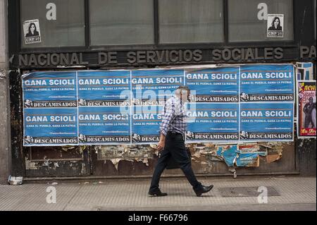 Buenos Aires, Argentine. 12Th Nov, 2015. Appel à posters voter parti au Front pour la victoire candidat Daniel Scioli dans le run-off à venir après les élections générales dans lesquelles il a gagné plus d'une marge étroite sur le maire de la ville de Buenos Aires, Mauricio Macri, Cambiemos front (changer) candidat. Le run-off, le premier dans l'histoire de l'Argentine, auront lieu le 22 novembre. © Patricio Murphy/ZUMA/Alamy Fil Live News Banque D'Images