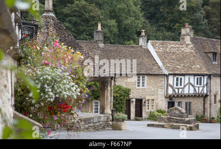 Castle Combe considéré par certains comme "le plus joli village de l'Angleterre', Wiltshire, England, UK Banque D'Images