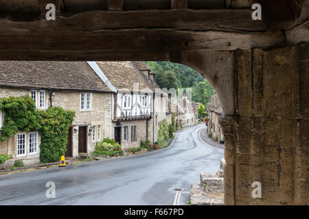 Castle Combe considéré par certains comme "le plus joli village de l'Angleterre', Wiltshire, England, UK Banque D'Images