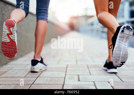 Gros plan du pieds des joggeurs et des chaussures en mouvement Banque D'Images