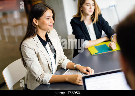 Belle businesswoman working in office Banque D'Images