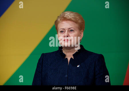 La Valette, Malte. 12Th Nov, 2015. Le Président de la Lituanie Dalia Grybauskaite arrive pour assister à une réunion informelle des chefs d'État ou de gouvernement sur l'immigration à La Valette, Malte, le 12 novembre 2015. Credit : Jin Yu/Xinhua/Alamy Live News Banque D'Images