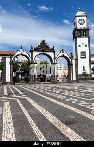 La Portas da Cidade, portes de la ville, et la tour de l'église de Saint Sébastien à Ponta Delgada, São Miguel, Açores, Portugal Banque D'Images