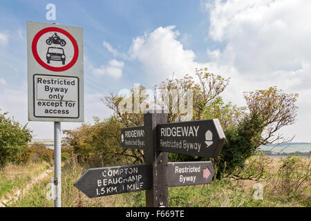 Byway restreint d'affiches sur les sentier de grande près de Ridgeway hill Uffington, Oxfordshire, England, UK Banque D'Images