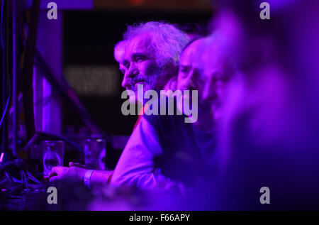 Sumperk, République tchèque. 12Th Nov, 2015. Visiteurs écouter comme Jan Galach Band de Pologne et singer Karolina Cygonek effectue dans le Blues Alive festival à Sumperk, République tchèque, le 12 novembre 2015. © Ludek Perina/CTK Photo/Alamy Live News Banque D'Images