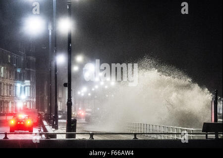 Pays de Galles Aberystwyth UK, le jeudi 12 novembre 2015 que Storm Abigail reprend force et se dirige vers l'ouest et au nord de l'UK, les vagues batter le front de mer à marée haute à Aberystwyth au Pays de Galles Galles Ressources Naturelles (NRW) ont émis des avertissements d'inondations orange pour les zones côtières de Cardigan Bay en raison de la combinaison de la marée haute , de fortes pluies et vents forts prévus pour les prochains jours Crédit photo : Keith Morris /Alamy Live News Banque D'Images