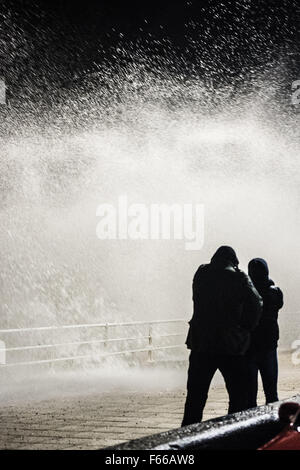 Pays de Galles Aberystwyth UK, le jeudi 12 novembre 2015 que Storm Abigail reprend force et se dirige vers l'ouest et au nord de l'UK, les vagues batter le front de mer à marée haute à Aberystwyth au Pays de Galles Galles Ressources Naturelles (NRW) ont émis des avertissements d'inondations orange pour les zones côtières de Cardigan Bay en raison de la combinaison de la marée haute , de fortes pluies et vents forts prévus pour les prochains jours Crédit photo : Keith Morris /Alamy Live News Banque D'Images