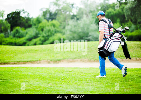 Équipements en portant son golfeur sur une belle journée ensoleillée Banque D'Images