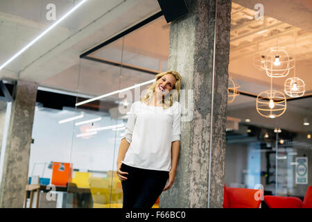 Portrait d'une belle femme dans la trentaine Banque D'Images