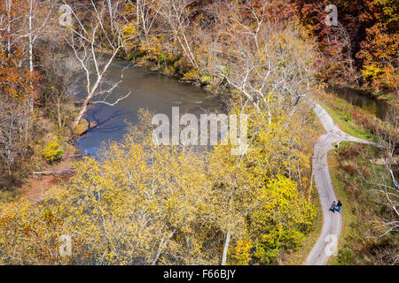 Parc national de Cuyahoga Valley, Ohio - deux personnes à pied le long d'un chemin près de la rivière Cuyahoga. Banque D'Images