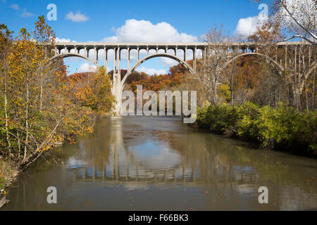 Parc national de Cuyahoga Valley, Ohio - un pont sur la rivière Cuyahoga à Brecksville. Banque D'Images