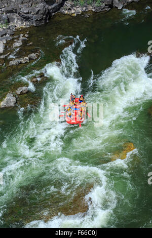 Les rafteurs tournage fang rapids à Alberton gorge sur la rivière Clark Fork près d'Alberton, Montana Banque D'Images