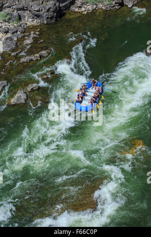 Les rafteurs tournage fang rapids à Alberton gorge sur la rivière Clark Fork près d'Alberton, Montana Banque D'Images