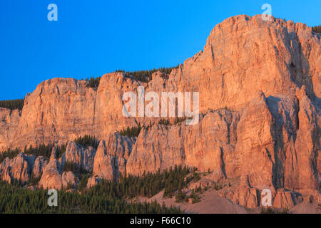 La lumière du matin sur le récif calcaire au-dessus de blackleaf canyon près de bynum, Montana Banque D'Images