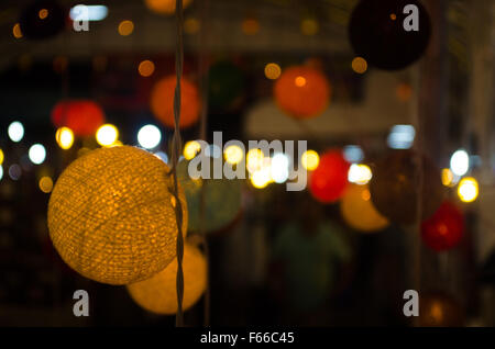 L'image des lumières en effet bokeh night market Banque D'Images