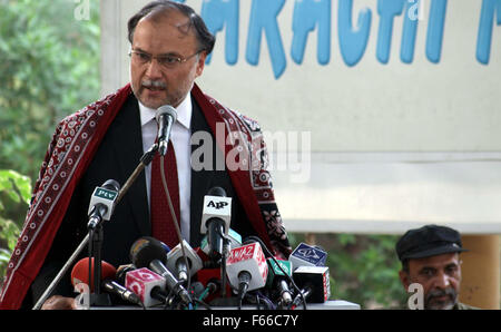 Ministre fédéral, Ahsan Iqbal s'attaquer aux médias personnes pendant votre heure de l'émission organisée à Karachi Press Club le Jeudi, Novembre 12, 2015. Ahsan Iqbal critiqué ancien chef de l'armée et le président pakistanais Pervez Musharraf et le PTI Chef d'Imran Khan économe pour le commerce et les blocages au cours de son discours. Banque D'Images