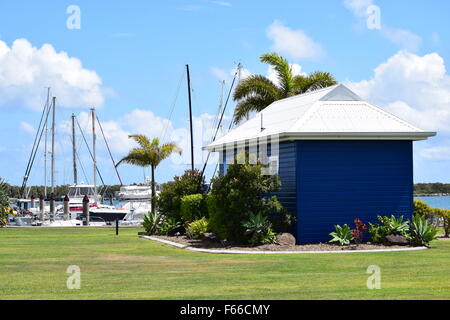 Burnett Heads, Queensland, bel emplacement avec vue sur les yachts de la pittoresque région de l'Estran Banque D'Images