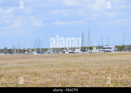 Distance photo des bateaux disponibles à la marina Bundaberg, Queensland, Australie Banque D'Images