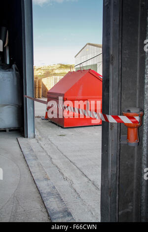 Un site industriel de la porte avec une barrière temporaire dans l'ensemble Banque D'Images