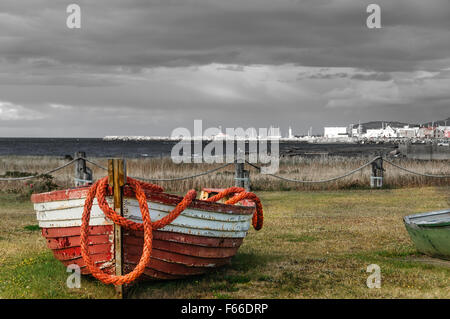 Bateau de pêche abandonnés avec corde et vue panoramique du village du Mont Ste-Anne, Québec, Canada Banque D'Images