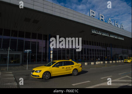 Les taxis jaunes à l'extérieur de l'aéroport de Pargue Banque D'Images