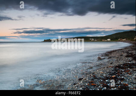 Nuageux coucher du soleil avec vue sur le village Les Mechins et St Laurent, au crépuscule , Gaspésie, Québec, Canada Banque D'Images