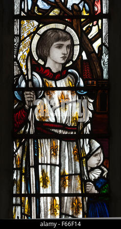 Sainte Jeanne d'Arc vitrail par Christopher Whall, Église Saint Léonard, Apethorpe, Northamptonshire, England, UK Banque D'Images