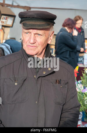 Exposant au Flohmarkt am Mauerpark (dimanche) marché aux puces de Mauerpark Berlin Banque D'Images