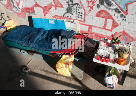 Mettre en place pour dormir dans la rue sous un pont ferroviaire à Berlin, Allemagne Banque D'Images