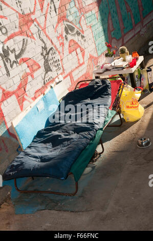 Mettre en place pour dormir dans la rue sous un pont ferroviaire à Berlin, Allemagne Banque D'Images