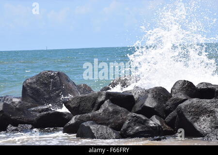 Jaillissant de l'eau dans l'air comme elle frappe les rochers à Bundaberg, Queensland, Australie Banque D'Images